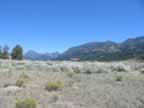 Mountains flank the Lamar Valley (88,066 bytes)
